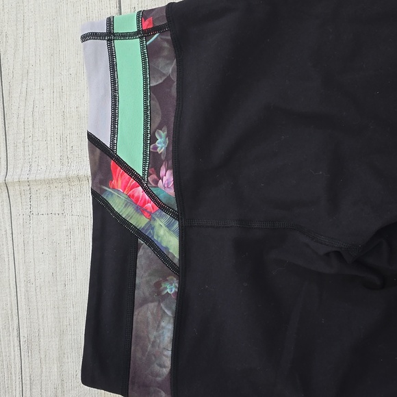 Lululemon Crop Size 4 - Picture 4 of 8